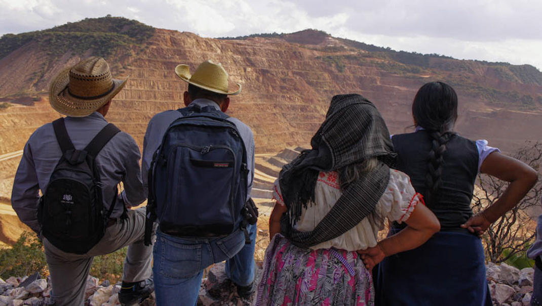 Des membres de la communauté regardent la mine à ciel ouvert Los Filos à Guerrero, au Mexique