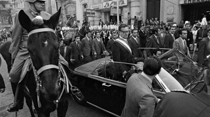 Augusto Pinochet (a caballo) escolta el auto del nuevo presidente, Salvador Allende, el 4 de noviembre de 1970.Thomas Billhardt / Camera Work (EFE)
