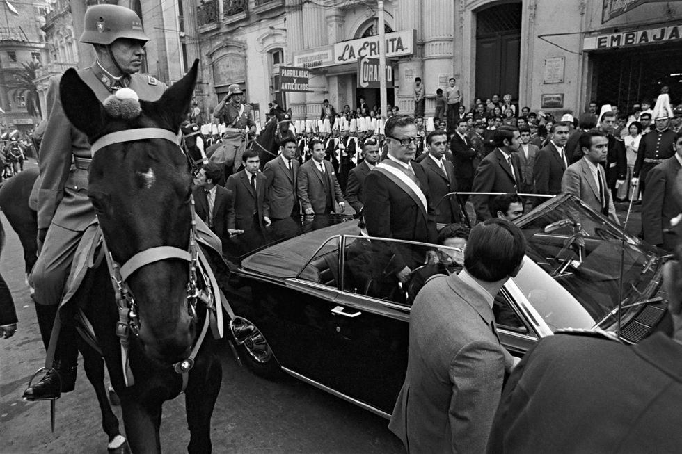 Augusto Pinochet (a caballo) escolta el auto del nuevo presidente, Salvador Allende, el 4 de noviembre de 1970.Thomas Billhardt / Camera Work (EFE)