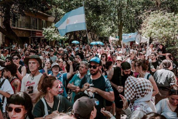 Mendoza : la classe politique obéit aux sociétés minières, la rue défend l’eau et la terre